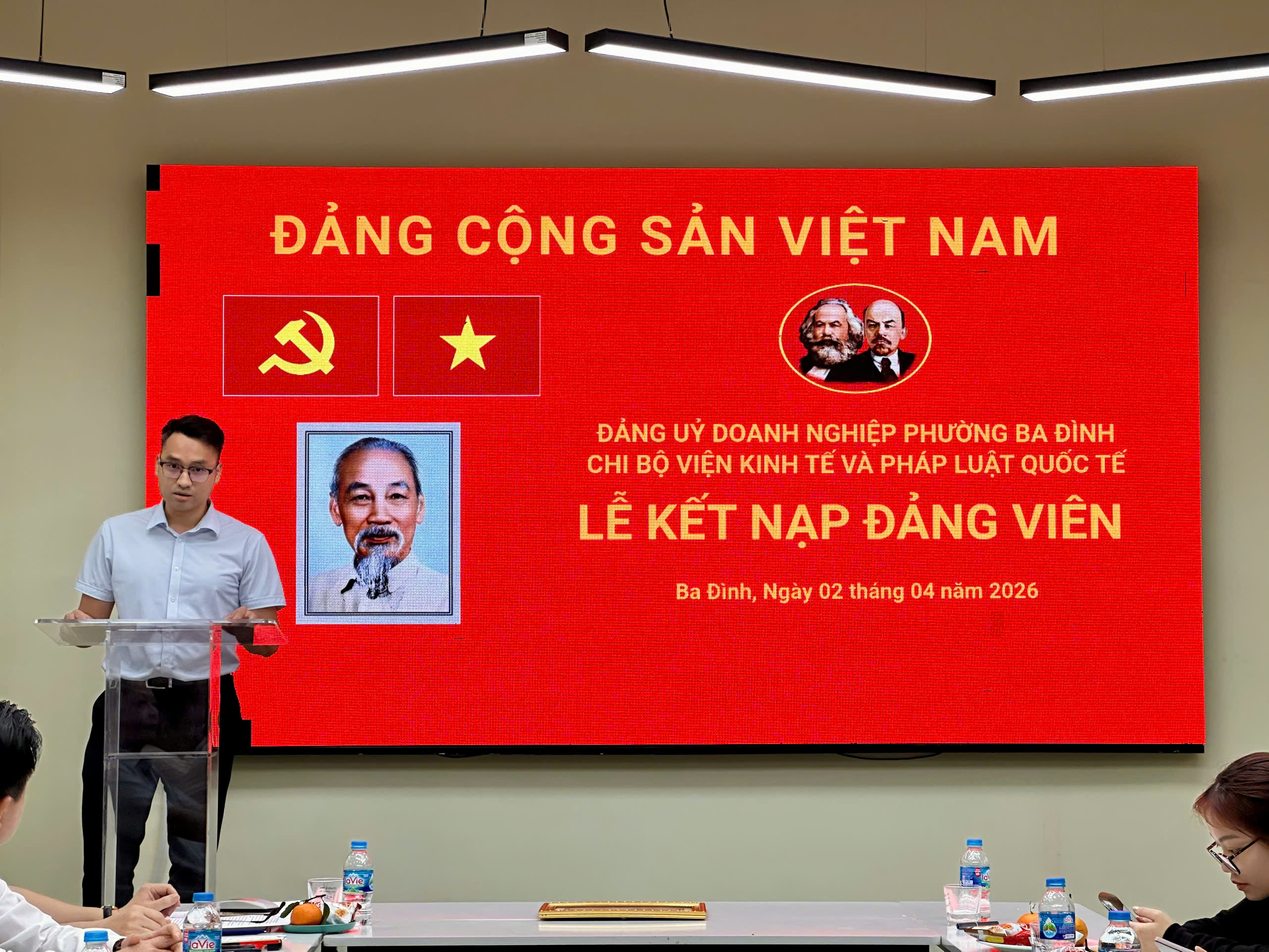 Chi bộ Viện Kinh tế và Pháp luật Quốc tế tổ chức Lễ kết nạp đảng viên mới