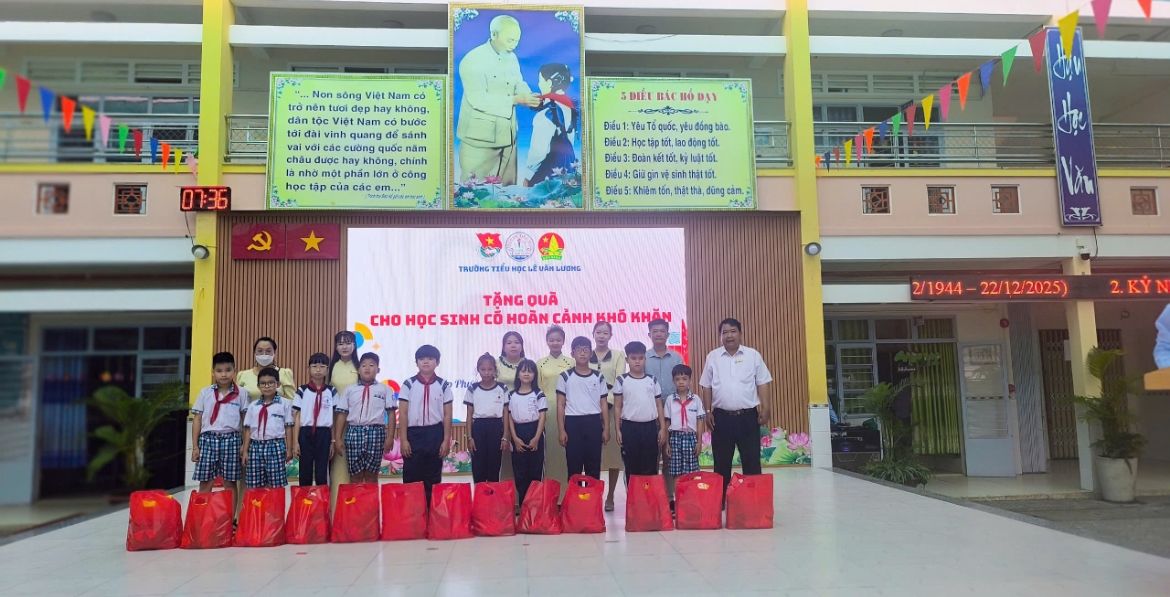 Viện Kinh Tế và Pháp Luật Quốc Tế trao 78 suất quà cho học sinh khó khăn